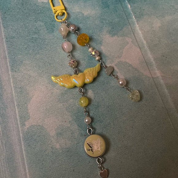 Yellow butterfly and angel wing keychain - Picture 5 of 6